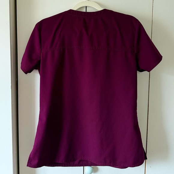 Med Couture Touch 1-Pocket STRETCH Tuck In V-Neck Scrub Top in Wine Burgundy - Picture 6 of 10